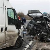 VW Golf split to half in a very bad accident